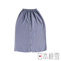淺藍色棉紗混紡平口鬆緊浴巾浴裙，有前後排鈕扣設計。