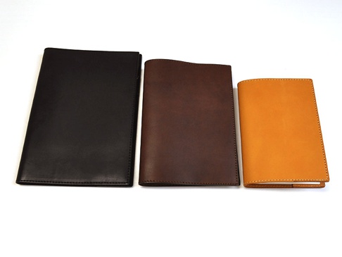 職人手作皮革B5筆記本書套，共三款顏色：黑色、深棕色、淺棕色。材質為皮革，縫線整齊，設計簡約。