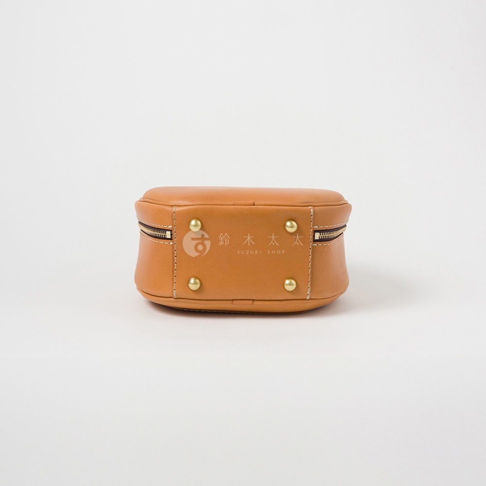 日本HERZ職人手作皮革兩用圓形包，棕褐色皮革，側視鏡頭，有拉鍊及品牌標誌