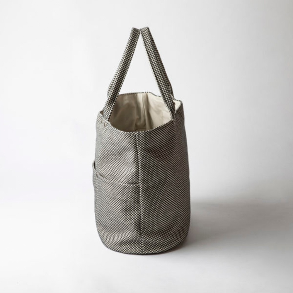 三河木綿刺子織大開口托特包，黑色與白色小格紋圖案，配有同材質的提把，內層為米白色布料，側面有一個貼袋。