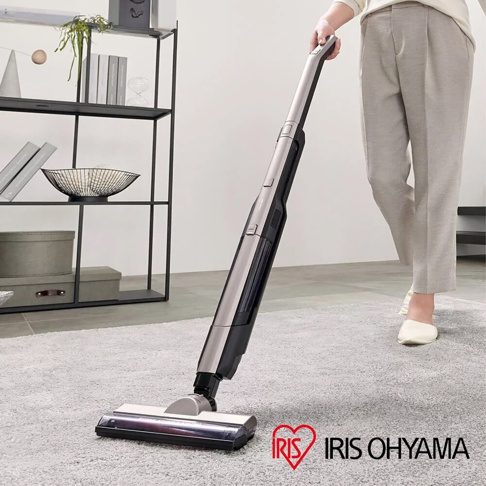 銀灰色與黑色充電式輕巧多功能吸塵器 SCD-160P，主機身有透明集塵筒，搭配銀色吸頭，置於灰色地毯上。