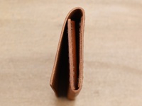かなり薄い名刺入れでマチは約1cm。20枚という収納力に対してのマチ幅としては、HERZ製品の中で最薄です。