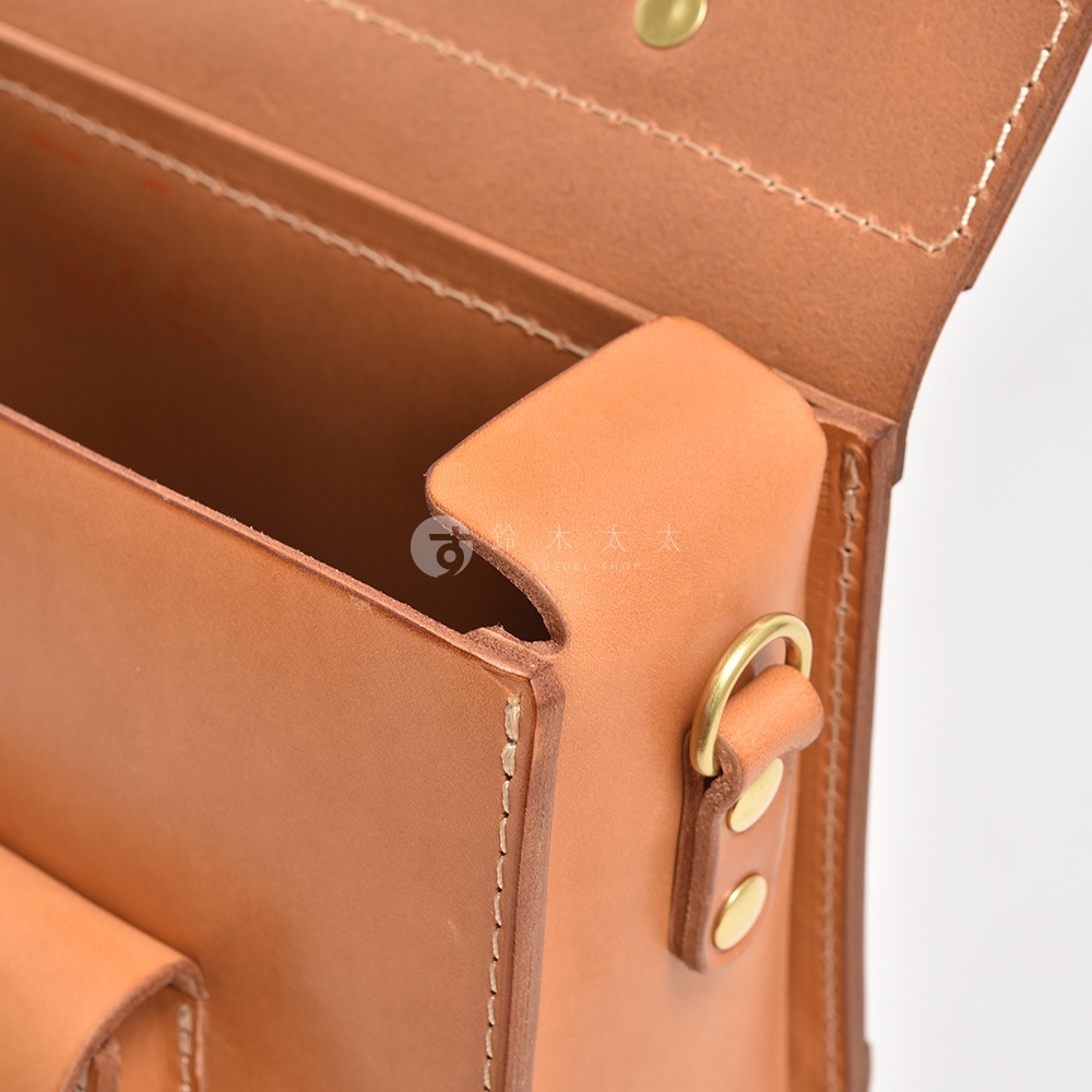 職人手作皮革學院風三用迷你後背包 BC-5，展示淺棕色皮革材質，包含縫線細節、金色金屬扣環及磁釦，包款結構清晰可見。