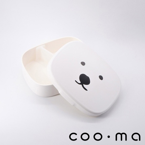 白色塑膠易開蓋便當盒，蓋子上有可愛的黑白色調小熊臉圖案，內有兩個分隔空間。