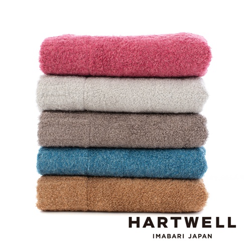 一疊五條CUOL 今治柔彈低摩擦美髮毛巾，顏色由上至下分別為粉紅、淺灰、棕褐、藍綠及淺棕。毛巾質地柔軟，呈現蓬鬆的織紋。