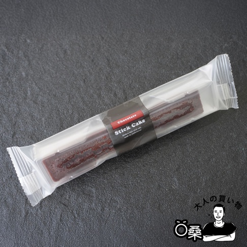 包裝內的巧克力長條蛋糕，標籤寫著 Chocolate Stick Cake