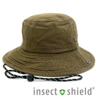 兒童款機能防護帽，軍綠色，圓頂搭配寬帽簷，側面有透氣孔和金屬扣眼，附有黑色與黃色編織的調節繩。