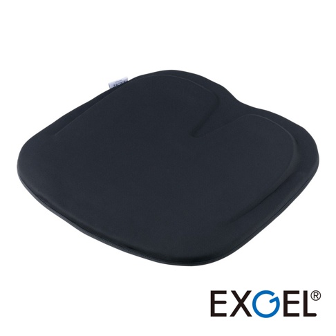 一個深藍色、帶有符合人體工學曲線的汽車用坐墊，表面為織布材質，邊緣縫線整齊。