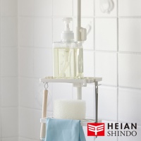 白色直撐款瀝水托盤，上層放置透明瓶裝洗手乳，下層有白色海綿、藍色毛巾和一個木柄刷。