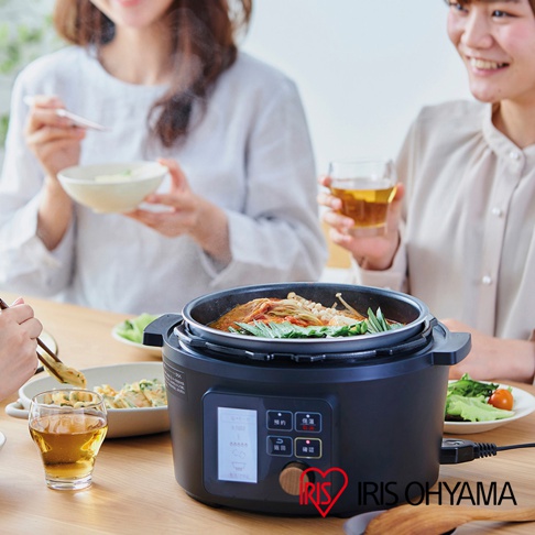 黑色電子壓力鍋 KPC-MA3，配有觸控面板和 LCD 顯示螢幕，鍋內烹煮著豐富的食材，周圍有餐點和飲品，展現溫馨的用餐氛圍。