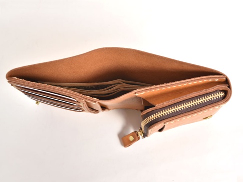 職人手作皮革中型雙折短夾，淺棕色牛皮材質，開放式設計，內有鈔票夾層及多個卡片槽，右側設有黃銅拉鍊零錢袋。