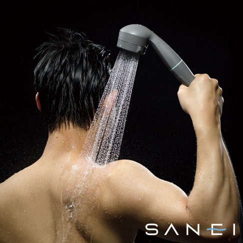 灰色兩段式水流專髮按摩蓮蓬頭，噴灑出強勁水柱，淋浴在一名男子的背部和頸部，其皮膚濕潤。