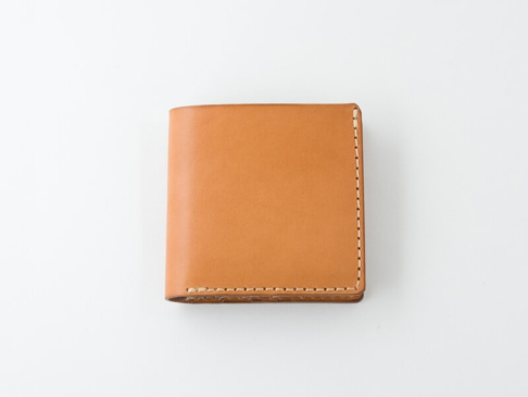 職人手作皮革二折直式小短夾，淺棕色皮革，縫線精緻，設計簡潔。