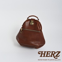 職人手作咖啡色皮革輕旅行後背包，設有經典復古金屬鎖扣與拉鍊，皮革質感細膩，適合日常或短途旅行攜帶。