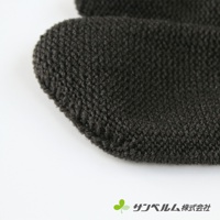 一對深灰色、織紋明顯的清潔手套，材質蓬鬆柔軟，適合居家清潔使用。