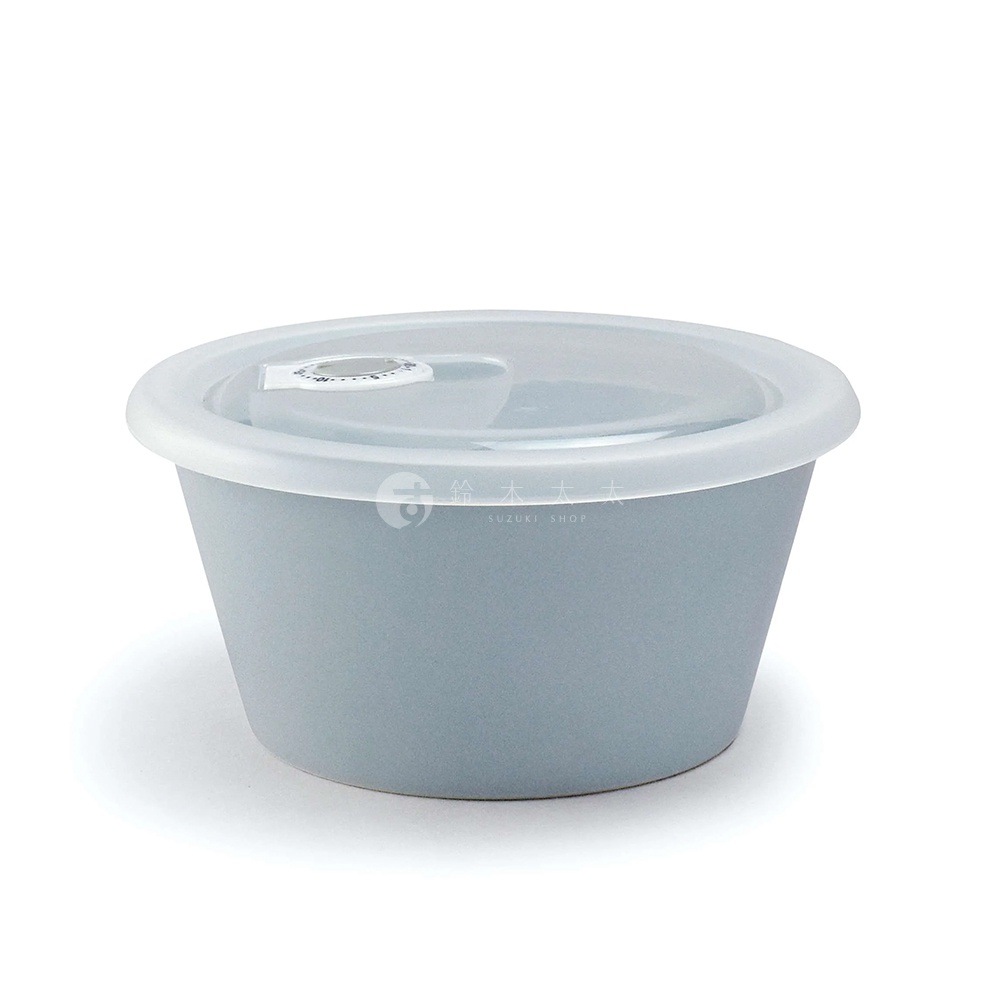 Ciel 美濃燒簡約素雅附蓋保鮮碗，L尺寸，呈現柔和的淺灰色調，碗身為陶瓷材質，搭配半透明的白色塑膠蓋，蓋子中央有圓形刻度計時器。