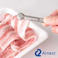 不鏽鋼料理夾夾起一片生豬五花肉，肉片帶有粉色瘦肉與白色脂肪條紋，置於白色托盤中。