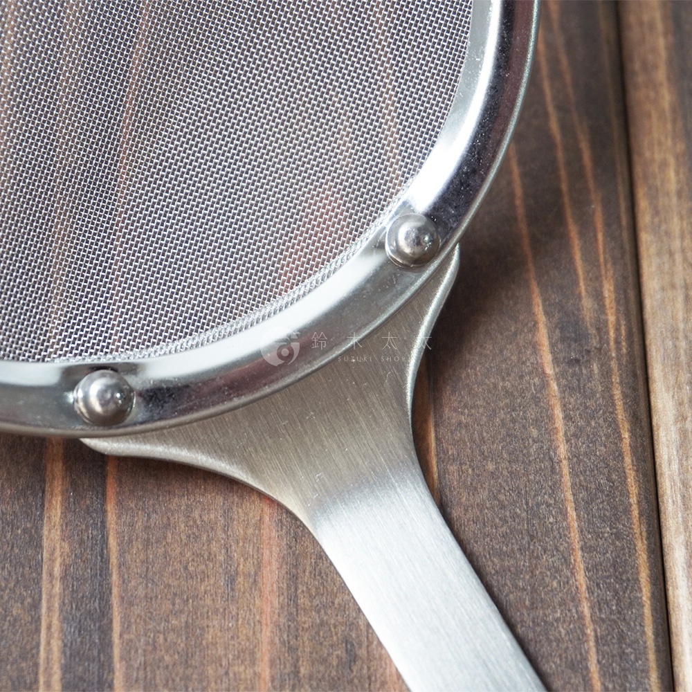 不鏽鋼萬用撈泡勺，銀色，網狀濾網，帶有圓形手柄，固定在濾網邊緣。