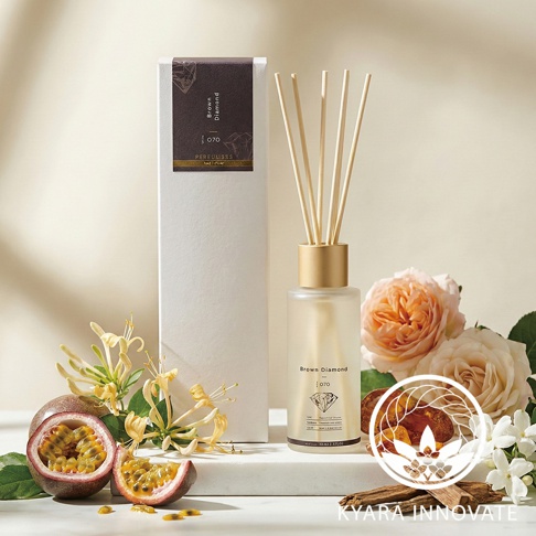 KYARA INNOVATE Brown Diamond 室內擴香竹，搭配盛開的玫瑰、百香果和雞蛋花，展現精緻的居家香氛氛圍