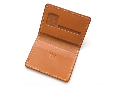 職人手作皮革雙折證件收納夾，淺棕色，展示內部結構，包含兩個卡槽和一個透明證件夾層，縫線明顯。
