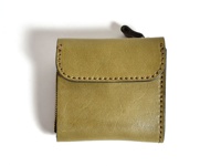 橄欖綠皮革方形短夾，帶有拉鍊開口和縫線細節，側面可見一小段黑色拉環。