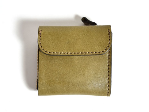 橄欖綠皮革方形短夾，帶有拉鍊開口和縫線細節，側面可見一小段黑色拉環。