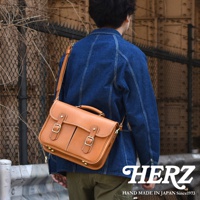 職人手作皮革商務休閒兩用單肩包，棕色皮革，雙釦翻蓋設計，附提把與可調式肩帶。