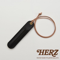 職人手作皮革掛繩筆套，黑色皮革材質，附有可調整長度的棕色皮革掛繩。