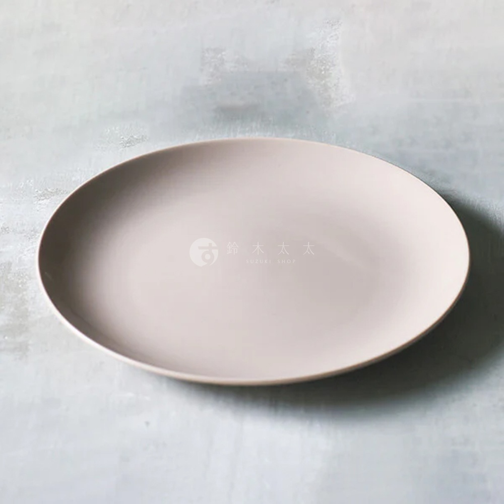 瓷盤上有「鈴木」和「SUZUKI SHOP」的白色浮水印