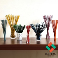 七束不同顏色的天然藺草清淨棒，分別為深藍、金黃、翠綠、鮮紅、深藍、紫紅及橘紅，以束狀直立於玻璃瓶或陶瓷罐中，展示其自然材質與多樣色彩。