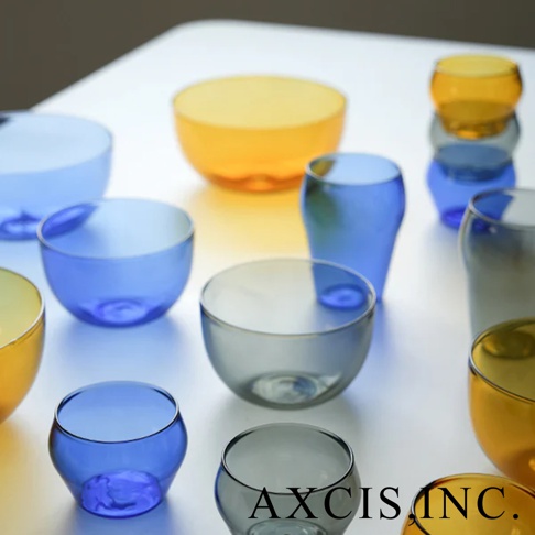 一系列LAGOM清透復古圓潤點心碗，有淺藍、深藍、灰色和黃色。碗身為玻璃材質，造型簡約圓潤，適合盛裝點心。