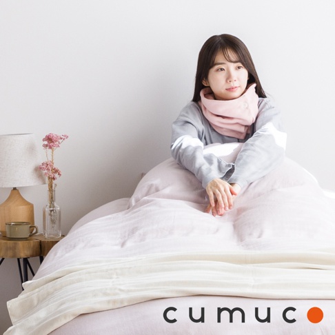 公大株式會社CUMUCO八層紗舒適透氣保暖頸套，一名女子戴著粉色頸套，穿著灰色上衣，躺在柔軟的粉色床上。