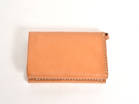 職人手作皮革中型雙折短夾 (WS-10)，呈現原色皮革的自然紋理，車線縫製精緻，設計簡約實用。