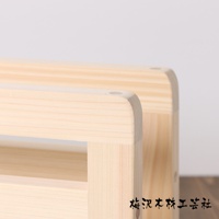 木製拖鞋收納架，淺木色，材質為實木，簡約的兩層結構，邊緣圓潤。