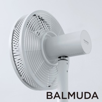 白色The GreenFan立扇，具備多層次格柵設計的圓形扇葉，扇身為簡潔的圓柱體，營造出現代感。