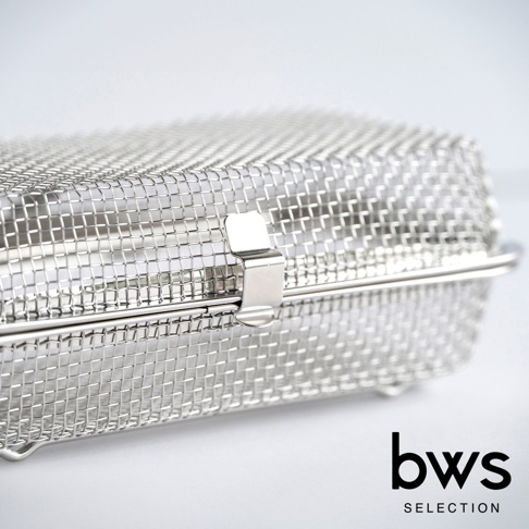 銀色不鏽鋼材質的洗碗機專用清潔收納盒，網狀結構，帶有金屬卡扣，用於固定盒蓋。