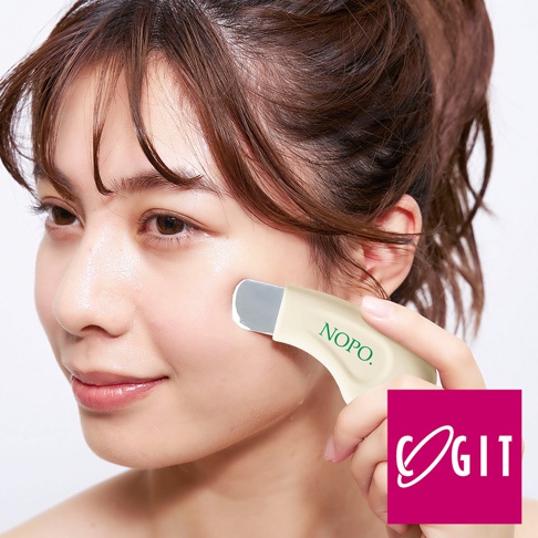 COGIT 美顏提拉滾輪與毛孔清潔組，女子使用中