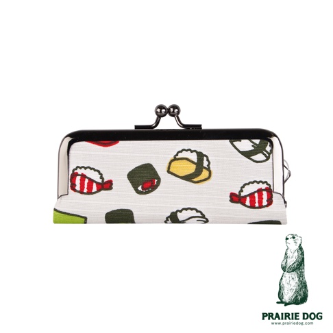 印鑑收納口金包，白色布料印有壽司圖案，包含軍艦壽司、豆皮壽司和握壽司等。包款採用黑色金屬口金開合，附有銀色側邊金屬環。