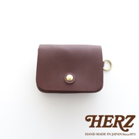 深棕色皮革雙層錢包，設有金色按鈕開合及側邊掛環，適合旅行使用。