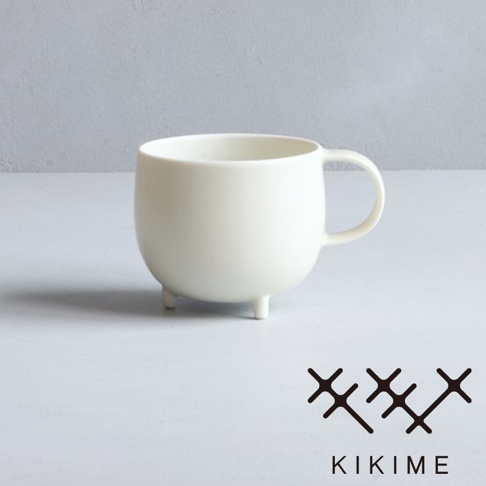 一個米白色、球型、美濃燒珪晶釉的馬克杯，杯身有三個支腳，配有把手，背景為灰色。