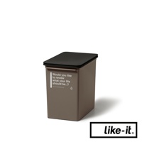 駝色掀蓋式矮版垃圾桶，容量 17L，搭配黑色掀蓋，桶身側面印有白色英文字母和網址。