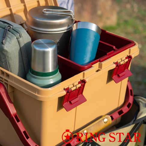 Starke-R 超級箱，黃褐色塑膠箱內裝有不鏽鋼保溫瓶、藍色保溫杯、圓形不鏽鋼鍋具及灰色收納袋，箱蓋與提把為酒紅色。