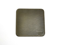 職人手作皮革印章墊板，方形，深橄欖綠色，邊緣縫線為淺褐色，右下角有壓印的品牌標誌。