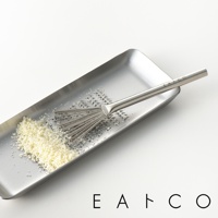 日製料理小刷，銀色不鏽鋼材質，刷頭呈扇形，搭配細密的金屬絲，用於處理食材。產品置於同材質的長方形托盤中，托盤內有少量刨絲的白色食材。