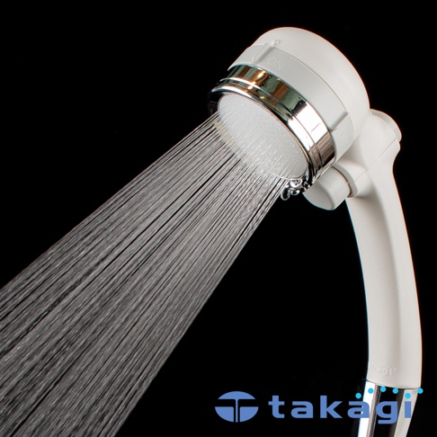 白色塑膠製的蓮蓬頭，帶有銀色飾環，正噴射出細緻的水流。蓮蓬頭側面有「ON」、「OFF」字樣。