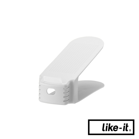 白色塑膠雙層鞋架，上層有網狀紋路，底部有圓形開口和條狀凹槽，可堆疊收納。