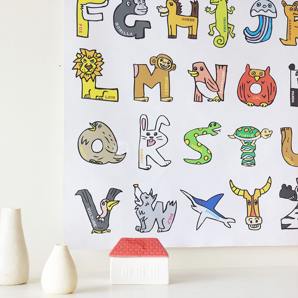 無框帆布藝術海報，以動物造型組成英文字母，包含獅子（L）、猴子（M）、夜鶯（N）、貓頭鷹（O）、鴕鳥（Q）、兔子（R）、蛇（S）、烏龜（T）、禿鷹（V）、狼（W）、劍魚（X）和牛（Y）等，色彩鮮豔。