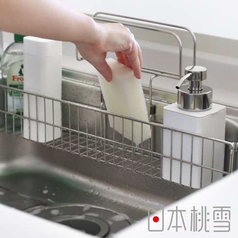 日本桃雪 抗菌海綿放在水槽置物架上，旁邊是洗手乳瓶和洗碗精瓶