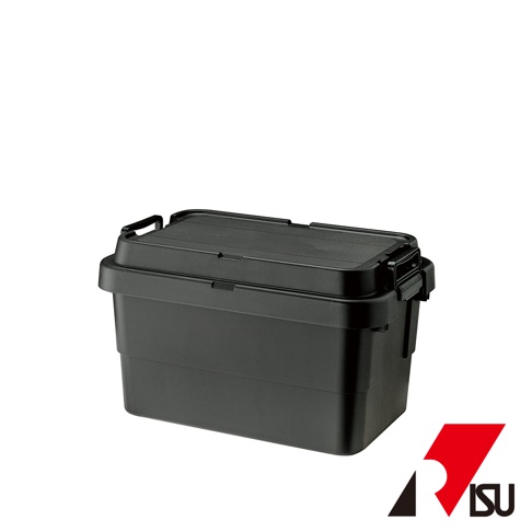 黑色塑膠製的 TRUNK CARGO 可堆疊收納箱，容量 50L，帶有堅固的提把和扣環，可放置於戶外或室內空間。