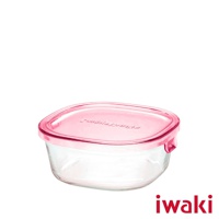 一個透明耐熱玻璃方形保鮮盒，配有粉紅色半透明蓋子，蓋子上印有「PACK&RANGE」字樣。